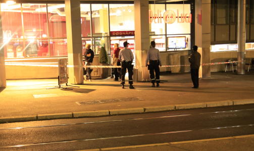 TRUET: En av de ansatte ved denne Deli de Luca-kioskene ble truet med pistol mot hodet. Foto: Espen Hovde