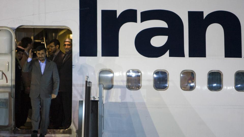 SKJ�T OPP RAKETTER: Irans president Mahmoud Ahmadinejad ankommer her Teheran etter sitt bes�k p� FN-toppm�tet i New York tidligere i m�neden. Foto: REUTERS/Morteza Nikoubazl/Scanpix