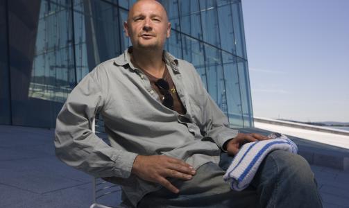 OVER GJENNOMSNITTLIG OPPTATT: &mdash; Om det har p�virket boka p� noen m�te vet jeg ikke. Men jeg vil tro at det som har skjedd i min familie gj�r at jeg er over gjennomsnittet opptatt av andre verdenskrig og de omkostningene det har hatt for folk i ettertid, sier Erlend Loe til Dagbladet. Foto: SCANPIX