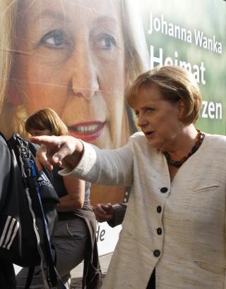 FAVORITT: Her holder Angela Merkel tale under et bes�k i Potsdam, ikke langt fra Berlin, i g�r Foto: REUTERS/Thomas Peter/Scanpix