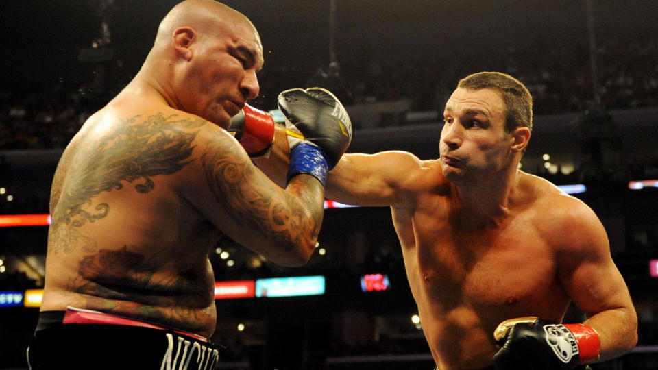 BANK: Vitalij Klitsjko (t.h.) fra Ukraina fikk inn 301 treffere p� Cristobal Arreola f�r amerikanerens trener kastet inn h�ndkleet.Foto: Mark Ralston, AFP/Scanpix