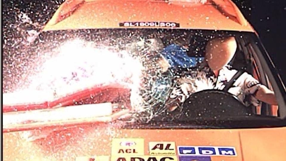 BRUSKASSE: Ei kasse med brus med en vekt p� 18 kilo vil ved en br�stopp fra 50 km/t smelle til med et trykk p� rundt 500 kilo - alts� en kraft p� et halvt tonn med bak- eller forseteryggen. Med en slik kraft vil bruskassa fortsette videre mot frontvinduet og knuse det, eller p�f�re personer livsfarlige skader. Foto: NAF