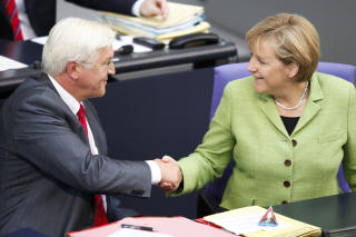 FORNUFT OG F�LELSER: De siste fire �rene har sosialdemokratene og kristendemokratene levd i et fornuftsekteskap, hvor kristendemokratens leder, Angela Merkel, har v�rt forbundskansler og sosialdemokratens leder, Frank-Walter Steinmeier, har v�rt utenriksminister. Foto: SCANPIX