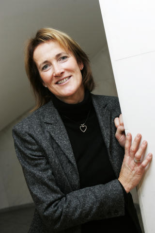 - PASS P� KJ�LEDYRA: &mdash; For hunder i bil er bur bak den beste l�sningen, men det finnes  ogs� belter som kan brukes i mindre biler, sier direkt�r i Trygg Trafikk, Kari Sandberg til Dagbladet. Foto: Erlend Aas / SCANPIX