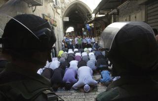 KONTROLLERT B�NN:  Israelsk grensepoliti st�r vakt mens palestinere ber utenfor hellige Haram al-Sharif. Omr�det er hellig b�de for j�der og palestinerne. Foto: Reuters/Scanpix