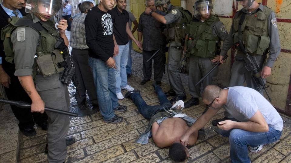 BARKET SAMMEN: Palestinere st�tte sammen med israelsk grensepoliti p� Tempelh�yden, eller al-Haram al-Sharif som muslimene kaller stedet, i Jerusalem s�ndag. Foto: SCANPIX
