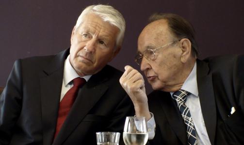 DRAHJELP:
Thorbj�rn Jagland (t.v.) fikk drahjelp fra Tysklands tidligere utenriksminister Hans-Dietrich Genscher da han m�tte Brussel-pressen for � fortelle om sin valgkamp for � bli den neste genralsekret�ren i Europar�det.
Foto: Trygve Mellvang-Berg / SCANPIX .