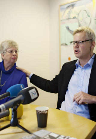 ST�TTE: Advokat Morten Furuholmen og mor til Joshua French, Kari Hilde French, m�tte l�rdag formiddag pressen. Furuholmen representerer de to nordmennene Tjostolv Moland og Joshua French som i milit�rdomstolen i Kisangani, Kongo, er d�mt til d�den. Han er nylig tilbake fra Kongo hvor han har bes�kt French og Moland. 
Foto: Kyrre Lien / Scanpix