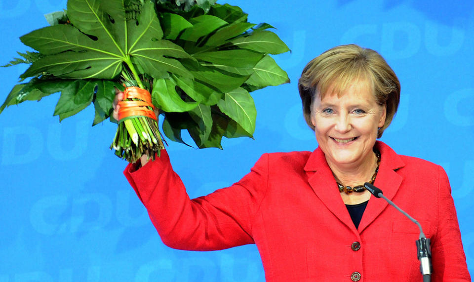 BLIR SITTENDE: Det skal mye til for at Angela Merkel ikke f�r en ny periode som forbundskansler i Tyskland - vel � merke for en ny sentrum-h�yre-regjering i stedet for dagens storkoalisjon med Merkels kristendemokratiske CDU og sosialdemokratiske SPD. Her mottar den 55-�rige valgvinneren partiets hyllest i Berlin i kveld. Foto: PEER GRIMM/EPA/SCANPIX
