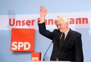 MED FATNING: SPDs leder og kanslerkandidat Frank-Walter Steinmeier vinker tappert til sine partifeller etter at det er klart at Europas eldste sosialdemokratiske parti har gjort et katastrofevalg og trolig er ute av regjeringen. Foto: BORIS R�SSLER/EPA/SCANPIX