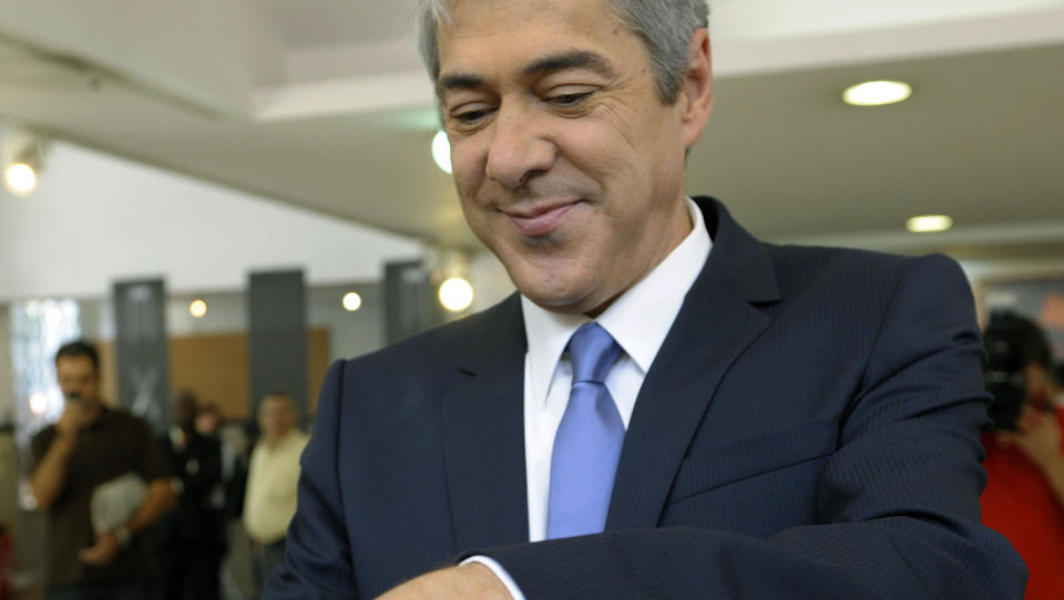 BLIR SITTENDE: Jos� S�crates. Foto: AFP/MIGUEL RIOPA/Scanpix