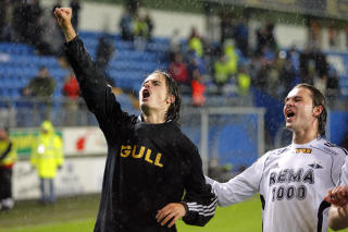 GULLGUTTER: Mikael Lustig og Vadim Demidov feiret sammen med supporterne etter kampen. Foto: Svein Ove Ekornesv�g / SCANPIX