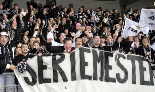 TR�NDERSK FOLKEFEST I ROMSDAL: Steffen Iversen henger seg ikke opp i at seriegullet ble sikret i erkerivalens egen lekegrind. De tilreisende tr�nderne satte nok imidlertid pris p� � feire gullet mot nettopp Molde.Foto: Svein Ove Ekornesv�g / Scanpix