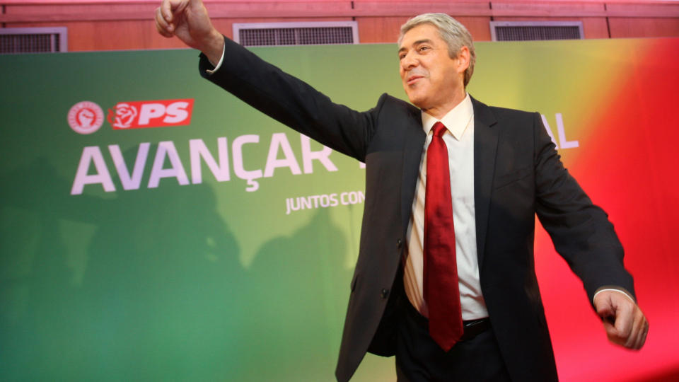 DELVIS SEIER:< Jose Socrates, lederen for sosialistpartiet, feirer etter valget. Men partiet mister flertallet i nasjonalforsamlingen. Foto:AFP/SCANPIX