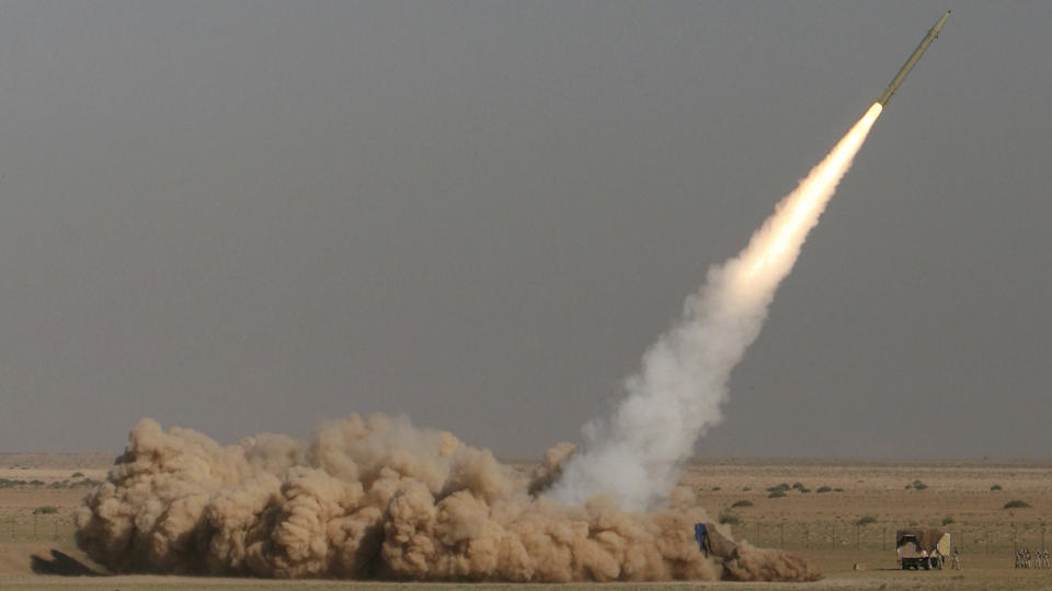 FORTSETTER PR�VESKYTINGEN: Iran skj�t s�ndag kveld opp nye kortdistanseraketter. Bildet viser oppskytingen s�ndag formiddag. Foto: FARS NEWS AGENCY/AP/SCANPIX