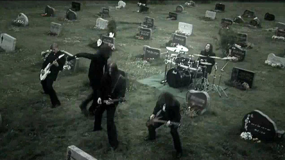 ROCKER BLANT GRAVST�TTER: Gruppa Sanity Shed i sin nye musikkvideo. Foto: SANITY SHED/DARK DESIGN/via YOUTUBE
