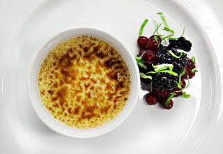 DESSERT: Cr�me br�l�e med b�rsalat.
