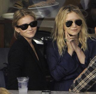 RIKE OG BER�MTE: S�strene Ashley Olsen og Mary Kate Olsen var kjendiser f�r de fylte et �r. Foto: SCANPIX/EPA/ANDREW GOMBERT