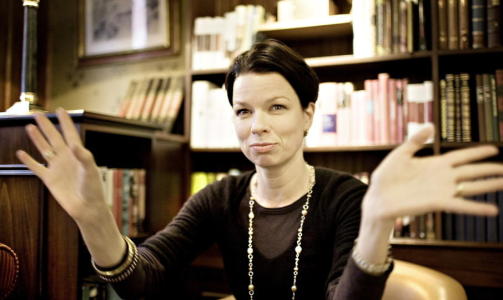 HAR FRIGJORT KAPITAL: Hverken Ullmann eller paret som kj�pte boligen vil at prisen skal komme ut. N� er hun kanskje ett skritt n�rmere dr�mmen om � kj�pe deler av farens g�rd i Sverige. Foto: Lars Eivind Bones