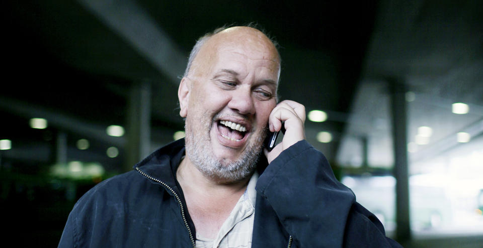 GLEDEST�RER: Da Dagbladets Magasinet var p� bes�k fikk Eddi Eidsv�g telefon om at regjeringen bevilger 700 000 kroner til p�belprosjektet hans. Det gir Nico og Betty muligheten til � f� livet p� rett kj�l igjen. Foto: Agnete Brun