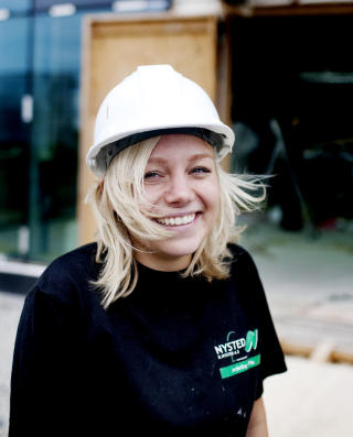 HVERDAGSLYKKELIG: Endelig har Betty (22) funnet en jobb hun liker og hvor hun f�r brukt seg selv. Foto: Agnete Brun