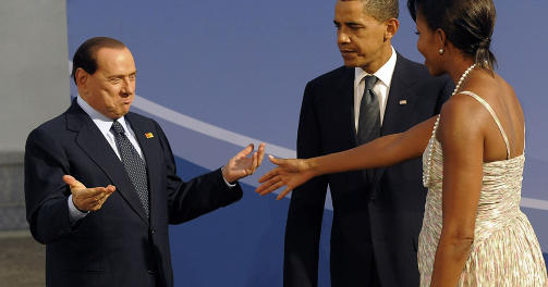 FORN�RMET PRESIDENTPARET: Berlusconi klovnet som vanlig da han m�tte presidentparet under G20-toppm�te i USA forrige uke. Bildene viser en tydelig utilpass Barack Obama og hans kone som m�ter 72-�ringen med en utstrakt h�nd, istedenfor klemmer slik de andre topplederne hadde f�tt. AFP PHOTO/SCANPIX