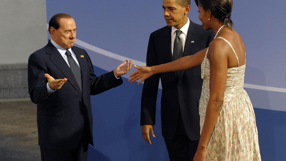 FALT IKKE I GOD JORD: Berlusconi klovnet som vanlig da han m�tte presidentparet under G20-toppm�te i USA forrige uke. Bildene viser en tydelig utilpass Barack Obama og hans kone som m�ter 72-�ringen med en utstrakt h�nd, istedenfor klemmer slik de andre topplederne hadde f�tt. Foto: AFP PHOTO/SCANPIX