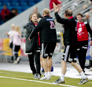 F�R NEPPE EN HJERTELIG VELKOMST I KVELD: Odd-trener Dag-Eilev Fagermo tok Brann-trener Steinar Nilsen i h�nda etter kvartfinalen i cupen, men Fagermo har f�tt mye kjeft for feiringen sin av Kovacs' kontroversielle scoring. 
Foto: Stian Lysberg Solum / SCANPIX