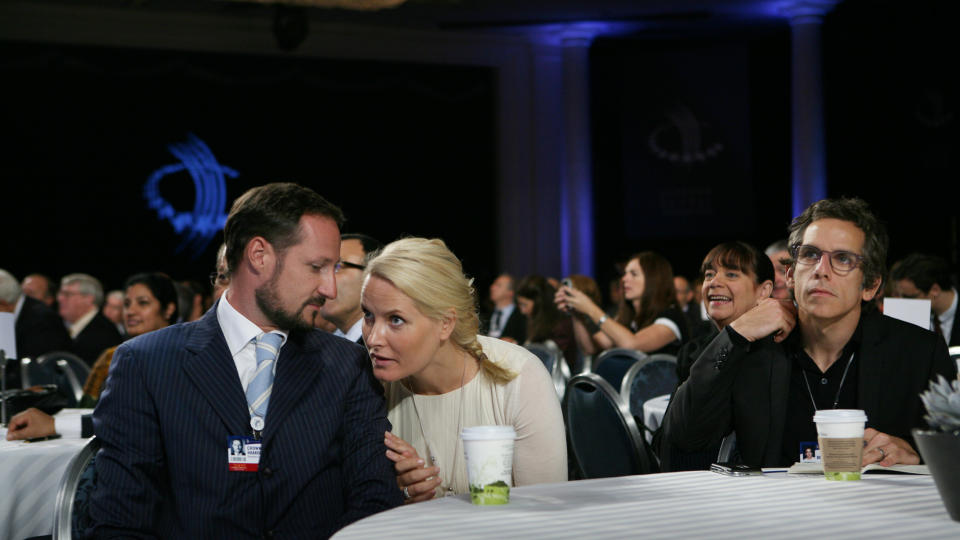 SENDES IKKE LIVE LIKEVEL: Mette-marit og Haakon skulle p� lufta hos CNN i kveld. N� sendes det ikke f�r p� fredag. De er i New York blant annet i forbindelse med Fifth Anniversary Meeting of the Clinton Global Initiative. Bildet er tatt sammen med Ben Stiller sist uke. Foto: Pontus H��k / SCANPIX