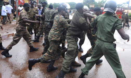 T�FFE TAK: Politiet i Guinea arresterer her en protestant. Foto: AFP/ SEYLLOU