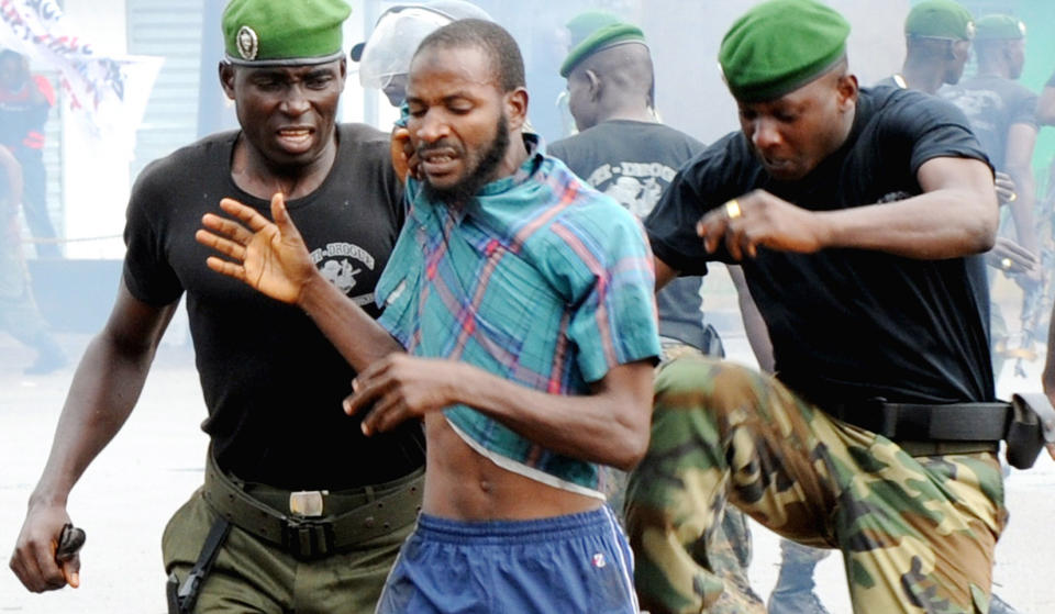 R�FF BEHANDLING:  Denne demonstranten ser ut til � f� seg et kraftig spark av en politibetjent i Guineas hovedstad Conakry under demonstrasjonene i dag. Sikkerhetsstyrker skj�t mot demonstrantene. Foto: AFP/ SEYLLOU