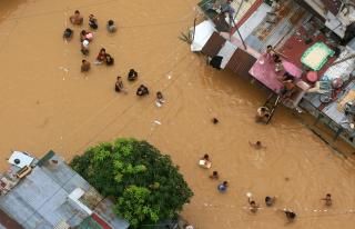 BY UNDER VANN: If�lge offisielle myndigheter var 80 prosent av Manila underlagt vann. Dette er den kraftigste flommen p� nesten 40 �r, melder CNN. Foto: AFP PHOTO/NOEL CELIS