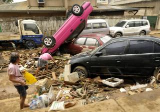 BER OM HJELP: F� var forbered p� tyfonen og den kraftige flommen som rammet Manila i helgen. N� ber myndighetene om internasjonal humanit�r hjelp. Foto: AFP PHOTO/JAY DIRECTO