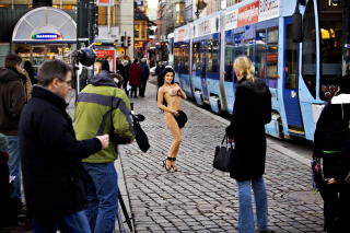 LETTKLEDD:  Aylar poserer for en kalender i 2004. Foto: Bj�rn Langsem