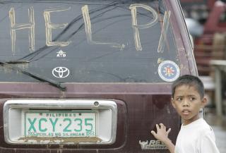 P� FLUKT: Flere hundretusner har mistet hjemmene sine i hovedstaden Manila. S� langt er 140 bekreftet omkommet. AP Photo/Aaron Favila.