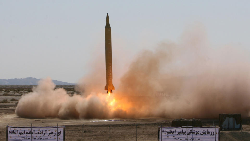 -KAN N� ISRAEL:  Iran avfyrte i dag to forskjellige langdistanseraketter. Rakettene ble avfyrt fra en ikke oppgitt lokasjon i Iran, og skal kunne n� m�l i Israel. Foto:  PHOTO/SHAIEGAN/FARS NEWS/SCANPIX