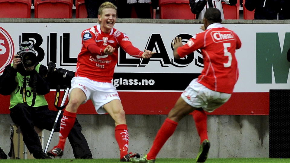 HATTRICK: Erik Huseklepp feirer det f�rste av sine tre m�l sammen med pasningslegger Rodolph Austin. Brann slo Odd 4-2 i Bergen i kveld. 
Foto: Marit Hommedal, Scanpix