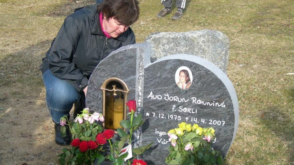 STELLER GRAVEN: Aslaug Hjert� Ivangen, mor til Aud Jorun, er ukentlig p� datterens grav. Hun sliter med � komme videre fordi saken ikke er blitt avklart i rettssystemet enn�. Foto: Privat