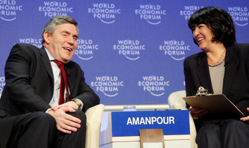 STJERNE: CNN-journalist og programleder Christiane Amanpour har intervjuet noen av verdens fremste statsledere. Her er hun i samtale med britisk statsminister Gordon Brown under World Economic Forum i Davos. Foto:AFP/PIERRE VERDY/SCANPIX