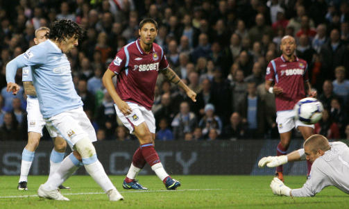 ENKEL JOBB: Carlos Tevez fikk det f�rste m�let enkelt servert fra Martin Petrov etter bare fem minutter.Foto: Tim Hales, AP/Scanpix