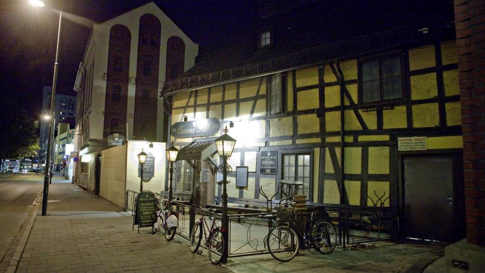 ULYKKESSTEDET: Det var utenfor Queens Pub i Oslo at den flere hundrekilos tunge markisen ramlet over en bargjest i 20-�rene. I kveld holdt puben fortsatt �pent. Politiet har fjernet markisen. Foto: Lars Eivind Bones