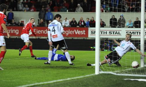 2-0: Erik Huseklepp klemmer inn sitt andre m�l mellom Odd-spillerne. 
Foto: Marit Hommedal, Scanpix