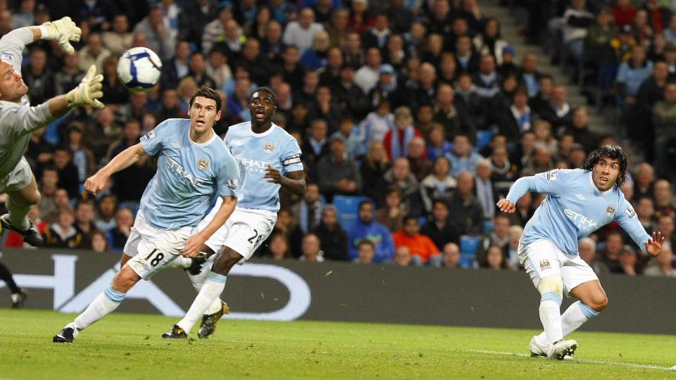 HVOR ER FORSVARET? Tre City-spillere st�r i k� for � score p� Robert Green: Gareth Barry, Kolo Toure og Carloz Tevez. Tevez sto f�rst i k�en, og nikket inn sitt m�l nummer to mot gamleklubben West Ham. Foto: Phil Noble, Reuters/Scanpix