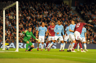 BAKLENGS UTLIKNING: Carlton Cole (nummer 12) styrer inn 1-1 med ryggen mot m�l. Foto: Paul Ellis, AFP/Scanpix