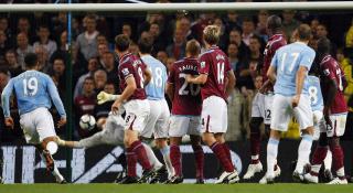 FIN SKRU: Martin Petrov (nummer 17) skrur inn 2-1 p� frispark.Foto: Phil Noble, Reuters, Scanpix