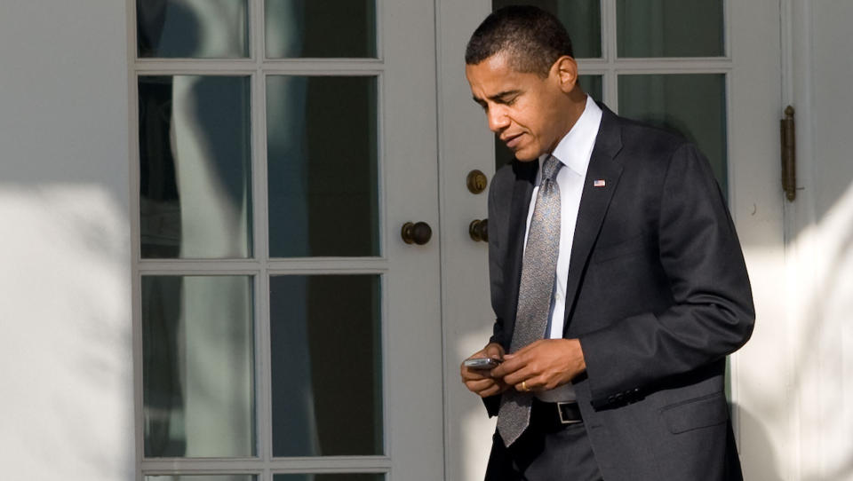 P� NETT: USAs president Barack Obama er en flittig bruker av sosiale medier. Her med sin Blackberry-telefon. Foto: AFP PHOTO / Scanpix