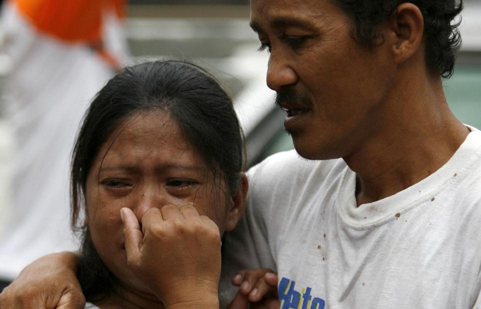 SORG OG FORTVILELSE: Flere filippinere har mistet sine familiemedlemmer etter tyfonen Ketsanas �deleggelser. Foto: REUTERS/John Javellana/Scanpix