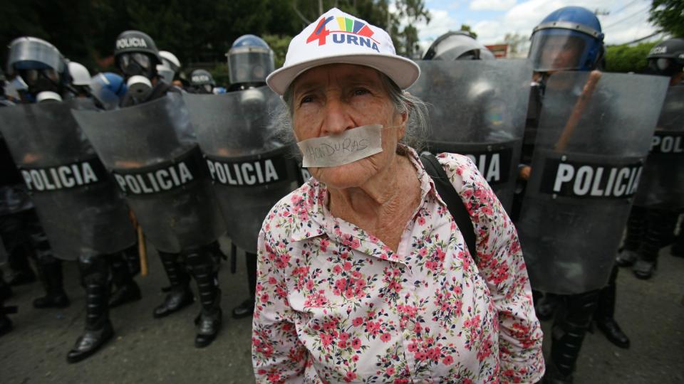 SENSUR: Yolanda Chavarria (80) st�r foran politiet under en st�ttedemonstrasjon for den kuppede Manuel Zelaya i Tegucigalpa i g�r. Foto: AP Photo/Rodrigo Abd/Scanpix
