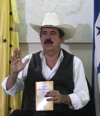 PRATET MED FN: Manuel Zelaya ba FN om hjelp. Foto: AP Photo/Esteban Felix/Scanpix