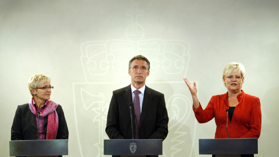 MAKTEN OVER SKOLEN: Kristin Halvorsen skal ha vunnet kampen om kunnskapsministeren, og Kristin Halvorsen (t.h) fortsetter trolig som finansminister. Her er samferdselsminister Liv Signe Navarsete (f.v.), statsminister Jens Stoltenberg og finansminister Kristin Halvorsen p� en pressekonferanse i forkant av regjeringsforhandlingene som startet for en dr�y uke siden.
Foto: Erlend Aas / Scanpix